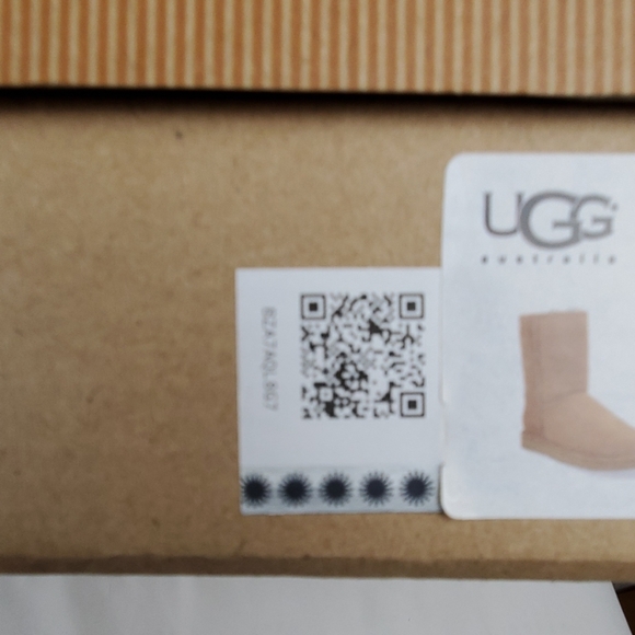 UGG - Picture 6 of 8